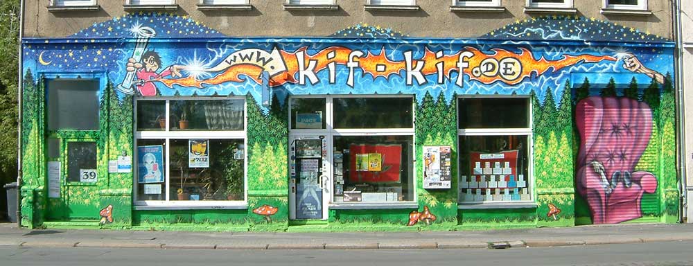 Der kif-kif Laden von außen – bemalte Fassade in der Karl-Heine-Straße